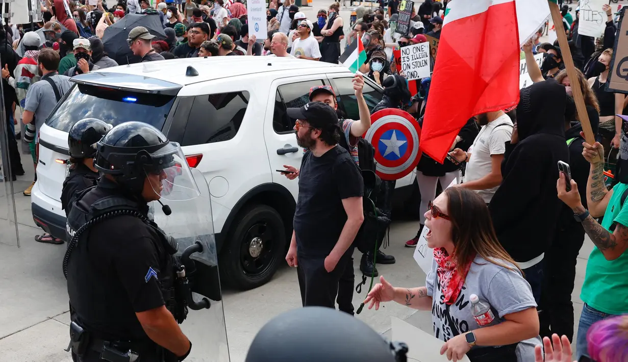 Penggerebekan memicu aksi protes yang berlanjut sepanjang akhir pekan yang berujung bentrokan antara demonstran dan penegak hukum, situasi ini mendorong pemerintahan Trump untuk memobilisasi pasukan Garda Nasional. (Michael Ciaglo/Getty Images North America/Getty Images via AFP)