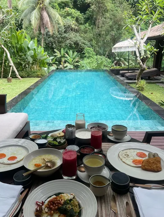 Suasana resort tampak asri dengan pemandangan hijau pepohonan Ubud. [Foto: IG/enzystoria].