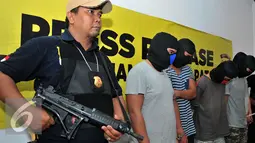Lima tersangka penculikan pelajar SMK merupakan mahasiswa di salah satu kampus ternama di Jakarta, Rabu (20/1). Polsek Mampang berhasil mengamankan 5 tersangka penculikan pelajar salah satu SMK di Jakarta Selatan. (Liputan6.com/Yoppy Renato)