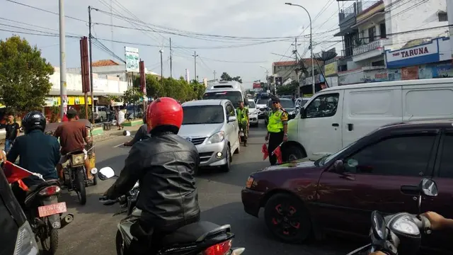 Kondisi lalu lintas arus mudik di ruas Jalur Selatan Kebumen pada H-3 lebaran 2018. (Liputan6.com/Polres Kebumen/Muhamad Ridlo)