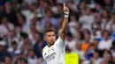 Pemain Real Madrid, Kylian Mbappe, melakukan selebrasi setelah mencetak gol ke gawang Marseille dalam laga matchday 1 League Phase Liga Champions 2025/2026 di Santiago Bernabeu, Rabu (17/9/2025) dini hari WIB. (AP Photo/Manu Fernandez)