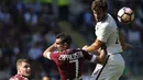 Pemain AS Roma, Federico Fazio (kanan)  berduel dengan pemain Torino, Davide Zappacosta dalam lanjutan Serie A Italia di Stadion "Grande Torino" (Olimpico), Turin (25/9/2016). (AFP/Marco Bertorello)