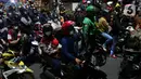 Sejumlah pemudik motor mematikan kendaraannya di kawasan posko penyekatan mudik di Kedungwaringin, Kabupaten Bekasi, Jawa Barat, Senin (10/5/2021). Sejumlah pemudik motor mematikan kendaraannya untuk menolak diputarbalikkan oleh petugas di posko penyekatan mudik. (Liputan6.com/Herman Zakharia)