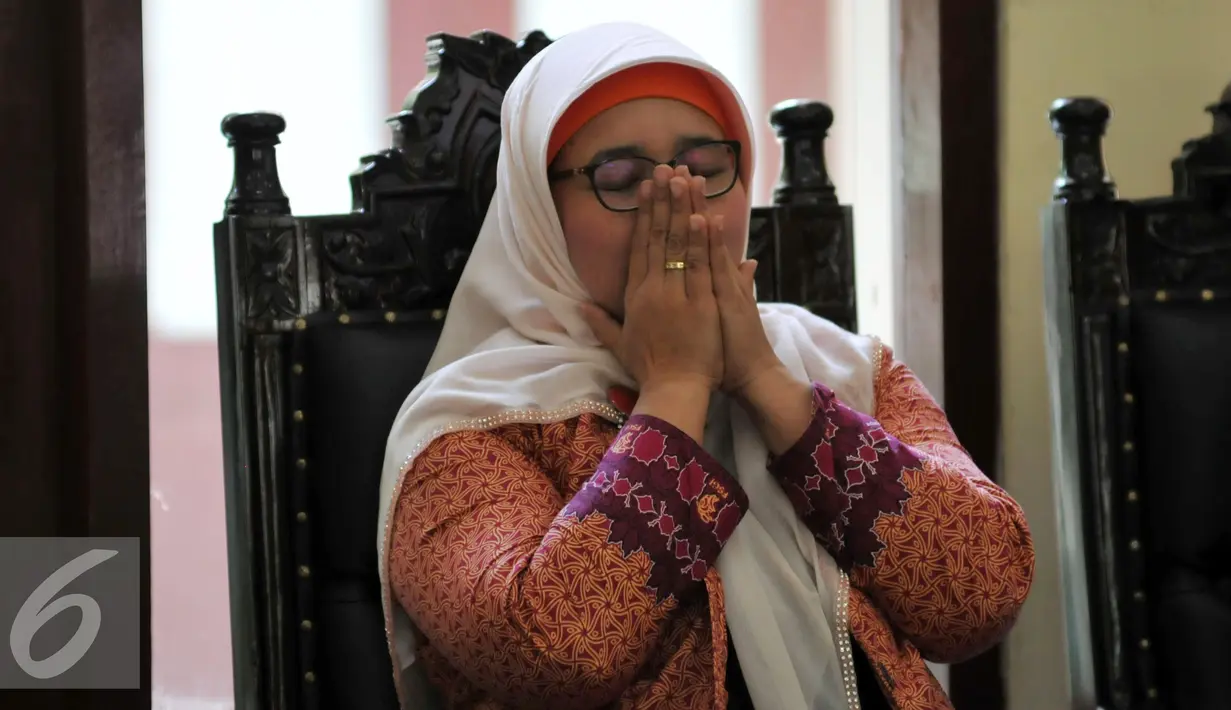 Retno Listyarti mengucap syukur atas dikabulkan gugatan dirinya di PTUN Jakarta, Kamis (7/1/2016). Majelis hakim PTUN Jaktim memenangkan Retno terkait gugatan SK Kadisdik DKI mengenai pencopotannya sebagai Kepsek SMAN 3. (Liputan6.com/Yoppy Renato)