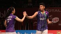 Pebulutangkis ganda campuran Indonesia, Praveen Jordan/Debby Susanto, saat bertanding melawan pebulutangkis Tiongkok, Zhang Nan/Zhao Yunlei dalam Kejuaraan Dunia Bulutangkis 2015 di Istora Gelora Bung Karno, Senayan, Jakarta. Jumat (14/8/2015). (Bola.com/