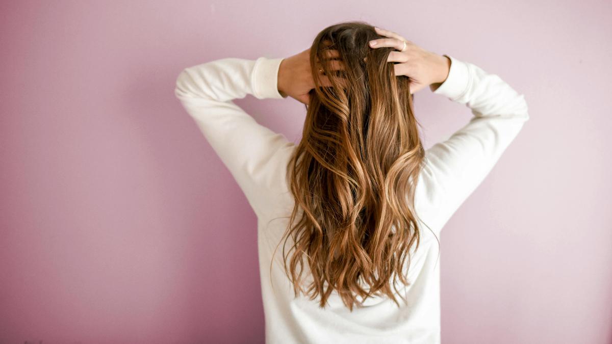 5 Kebiasaan Sehari-hari yang Tanpa Sadar Bisa Membuat Rambut Rontok