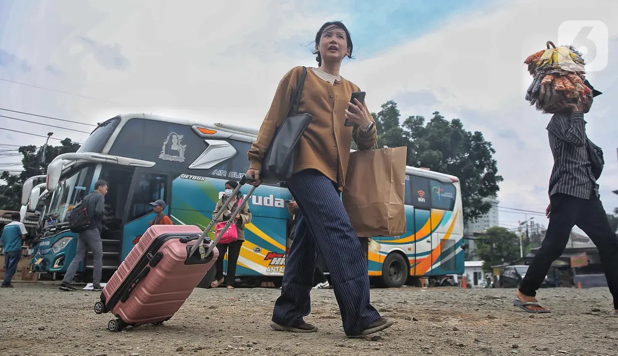 Meski hingga Rabu (26/3/2025 puncak arus mudik belum terjadi di Terminal Bayangan Pondok Pinang, Jakarta. (Liputan6.com/Angga Yuniar)
