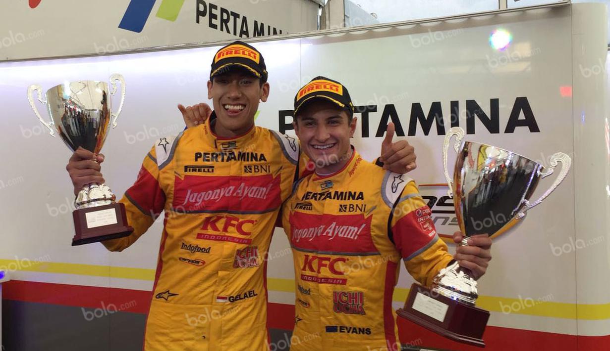 Duo pebalap Campos Racing, Mitch Evans dan Sean Gelael, merebut posisi pertama dan kedua pada feature race GP2 Austria, Sabtu (2/7/2016). Evans juara, Sean posisi kedua. (Bola.com/Reza Khomaini)