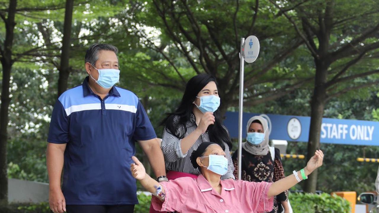 Ani Yudhoyono menikmati udara segar di luar ruang perawatan rumah sakit. (Foto: Dok. Anung Anindito)