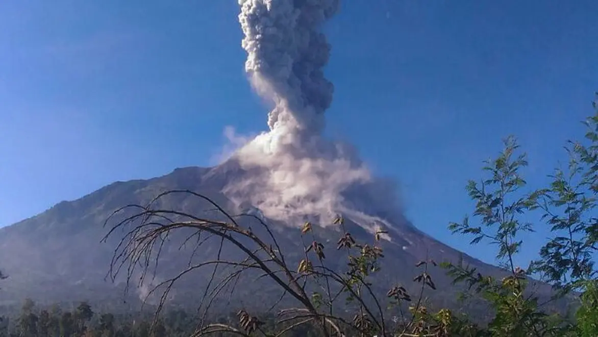 Sejumlah warga Boyolali, Jawa Tengah, yang tinggal di lereng Gunung Merapi mengungsi usai letusan pada Jumat pagi, 1 Juni 2018. (Liputan6.com/Fajar Abrori)