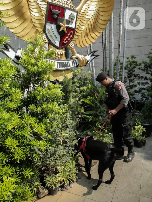 Unit K9 mengerahkan anjing pelacak untuk menyisir area di Gereja Katedral, Jakarta, Selasa (24/12/2019). Penyisiran dilakukan untuk memastikan keamanan serta membuat jemaat kusyuk beribadah saat misa Natal pada pukul 17.00 WIB, 20.00 WIB, dan 22.00 WIB. (Liputan6.com/Faizal Fanani)