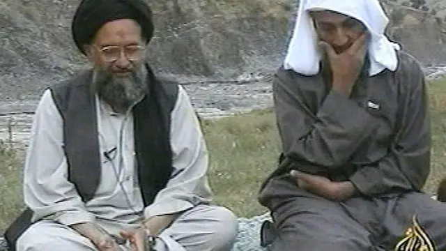 Gambar televisi dari stasiun satelit Arab Al-Jazeera, Osama bin Laden, kanan, mendengarkan wakil utamanya Ayman al-Zawahri berbicara di lokasi yang dirahasiakan. (Foto File AP / Al-Jazeera / APTN)
