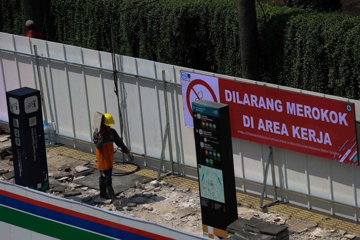 FOTO: Revitalisasi Stasiun MRT Bundaran HI Ubah Sementara Tata Trotoar Jalan Thamrin