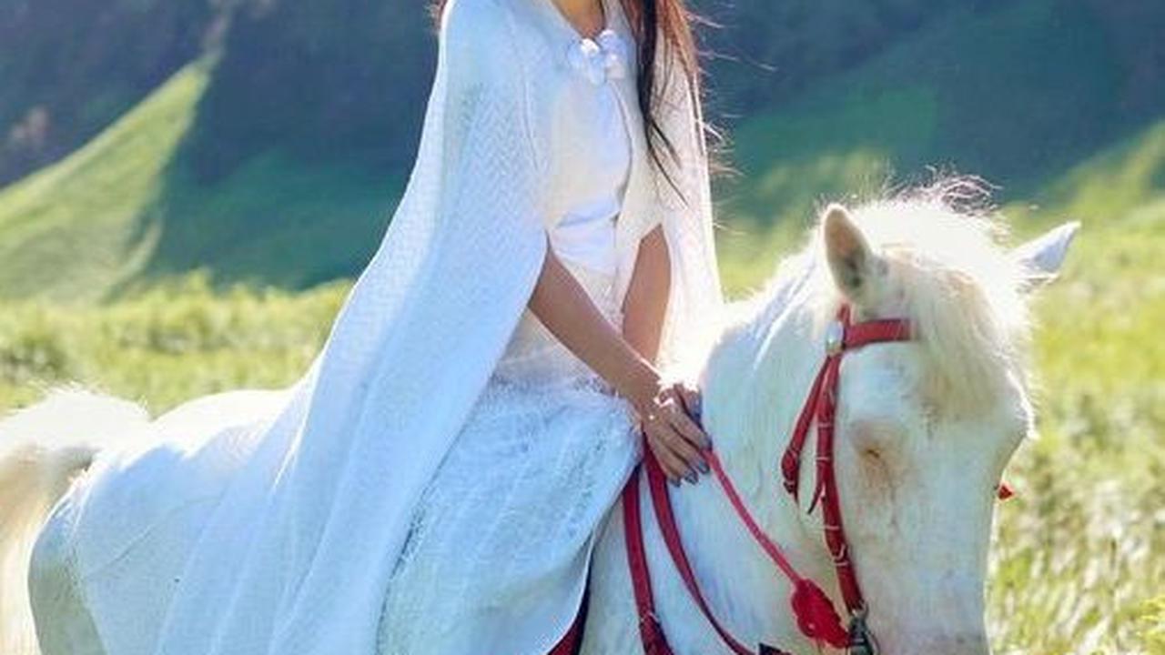 Potret Cantik Tiffany Soetanto Istri Chef Arnold saat Liburan ke Bromo, Gayanya Bak Princess