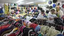 Warga memilih pakaian impor bekas impor yang dijajakan pedagang di Pasar Baru Metro Atom, Jakarta, Jumat (6/12/2019). Pakaian bekas impor yang dijual di kios-kios pasar masih banyak diminati lantaran harga yang ditawarkan sangat terjangkau. (merdeka.com/Imam Buhori)