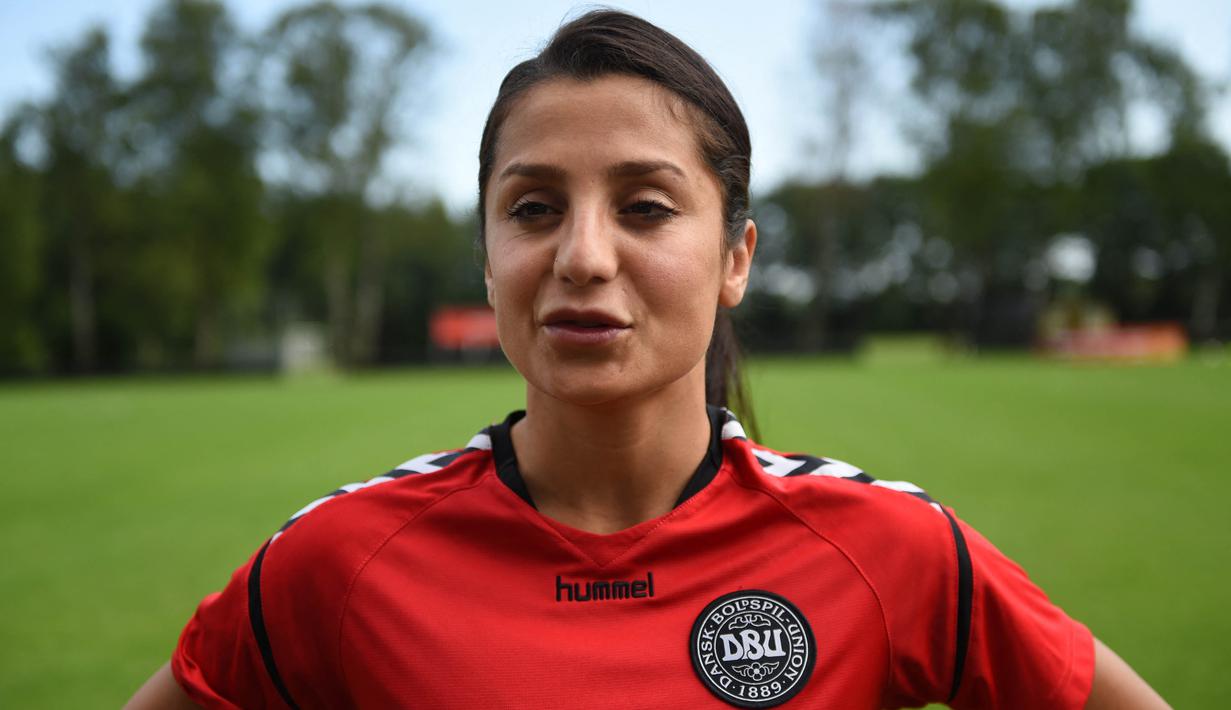 Situasi yang semakin kacau membuat Nadia Nadim memberanikan diri kabur dari Afghanistan dan mencari suaka ke luar negeri menggunakan identitas palsu. Nadia Nadim akhirnya diterima sebagai warga negara Denmark dan kini membela Timnas Wanita Denmark. (Foto: AFP/Daniel Mihailescu)