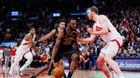 Aksi pemain Warriors Andrew Wiggins saat melawan Raptors di lanjutan NBA 2024/2025 (AFP)