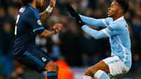 Bek Real Madrid, Marcelo (kiri) berebut bola dengan penyerang City, Raheem Sterling pada leg pertama Semifinal Liga Champions di stadion Etihad, Inggris, (27/4). Real Madrid bermain imbang dengan City dengan skor 0-0. (Reuters/Jason Cairnduff)