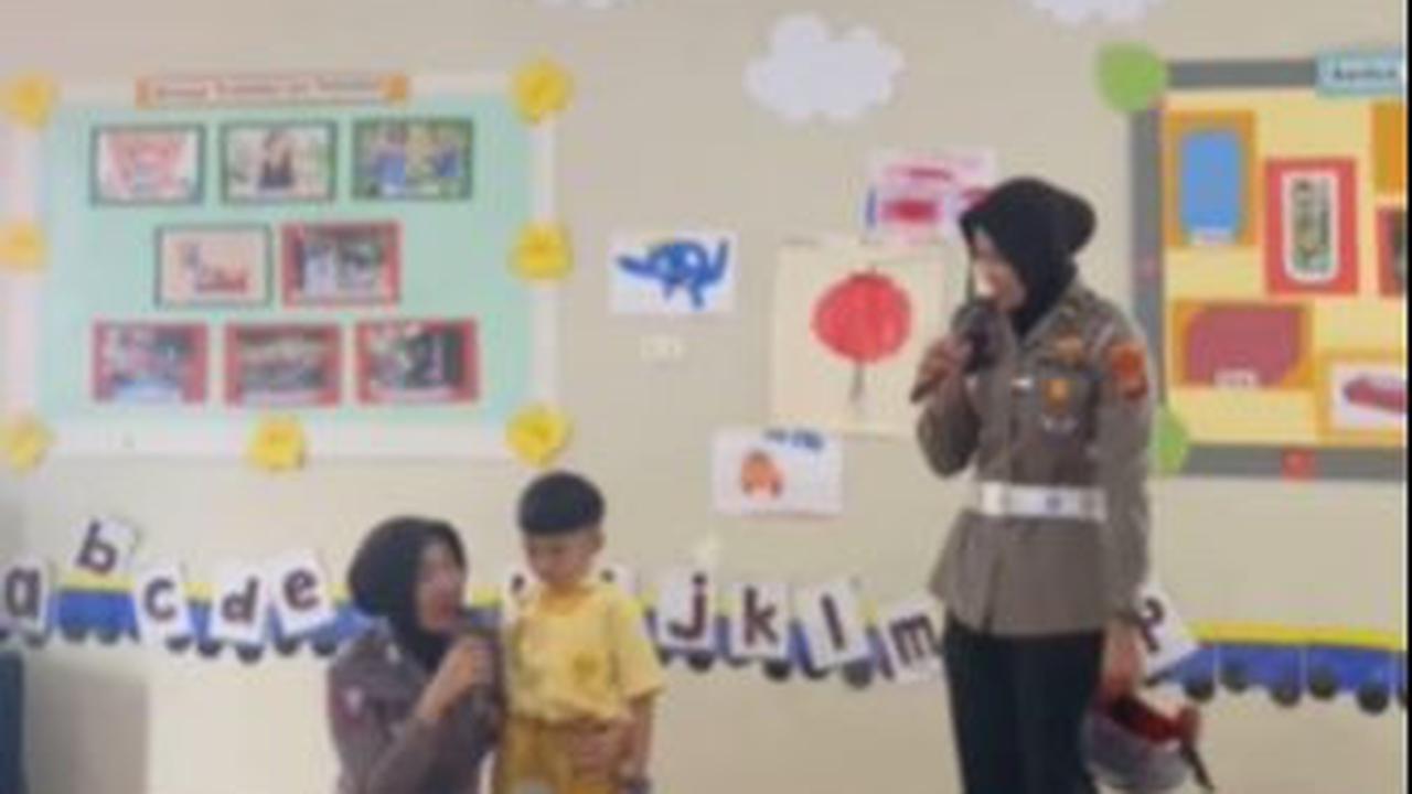 Polwan cantik bernama Brigadir Polisi (Brigpol) Rinna Widi membagikan video saat berkunjung ke salah satu sekolah untuk memberi materi seputar kepolisian.