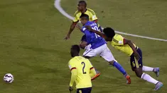 Duel panas terjadi antara Brasil melawan Kolombia pada laga lanjutan Grup C Copa Amerika 2015 di Estadio Monumental, Santiago, Chile, Kamis (18/6/2015). Kolombia menang 1-0 atas Brasil. (REUTERS/Ueslei Marcelino)