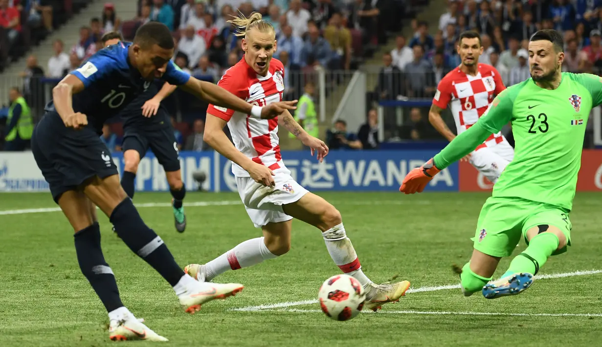 Striker Prancis, Kylian Mbappe, berusaha mencetak gol ke gawang Kroasia pada laga final Piala Dunia 2018 di Luzhniki Stadium, Moscow, (15/6/2018). Prancis menang 4-2 atas Krosia. (AFP/Jewel Samad)