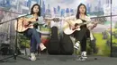Mayang dan Chika saat perform setelah tampil dalam acara Podcast di studio Liputan6.com, Jakarta, Rabu (19/1/2022). Dalam acara bincang ringan tersebut, adik dari mendiang Vannesa Angel tersebut banyak bercerita seputar kehidupan dan karier. (Liputan6.com/Helmi Fithriansyah)