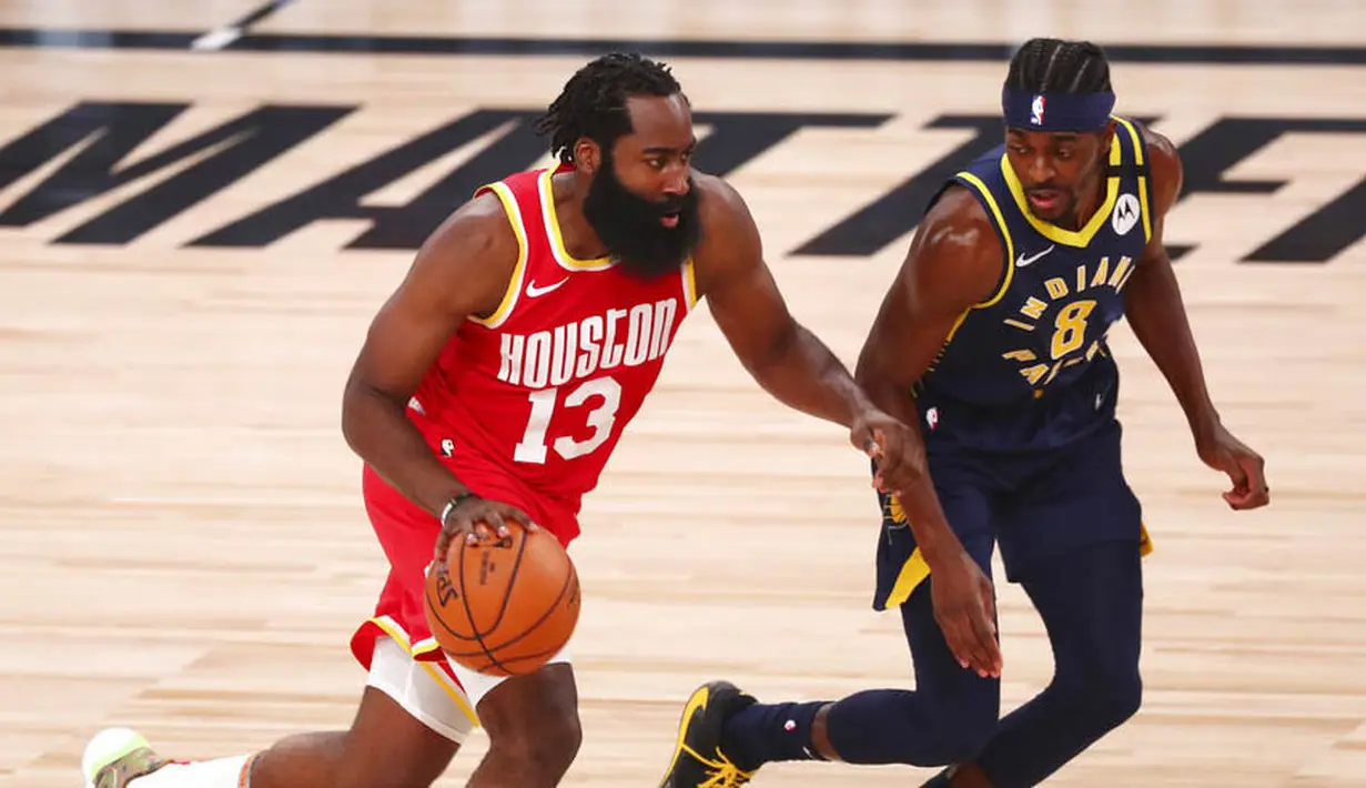 Pebasket Houston Rockets, James Harden, berusaha melewati pebasket Indiana Pacers, Justin Holiday, pada laga NBA, Rabu (12/8/2020). Houston Rockets dikalahkan Indiana Pacers dengan skor 104-108. (Kim Klement/Pool Photo via AP)