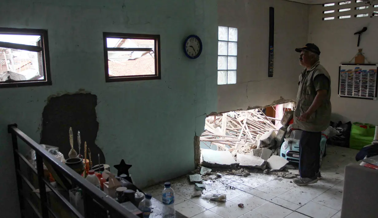 Kerusakan meliputi dinding retak, atap ambrol, hingga kaca jendela pecah. (merdeka.com/Arie Basuki)