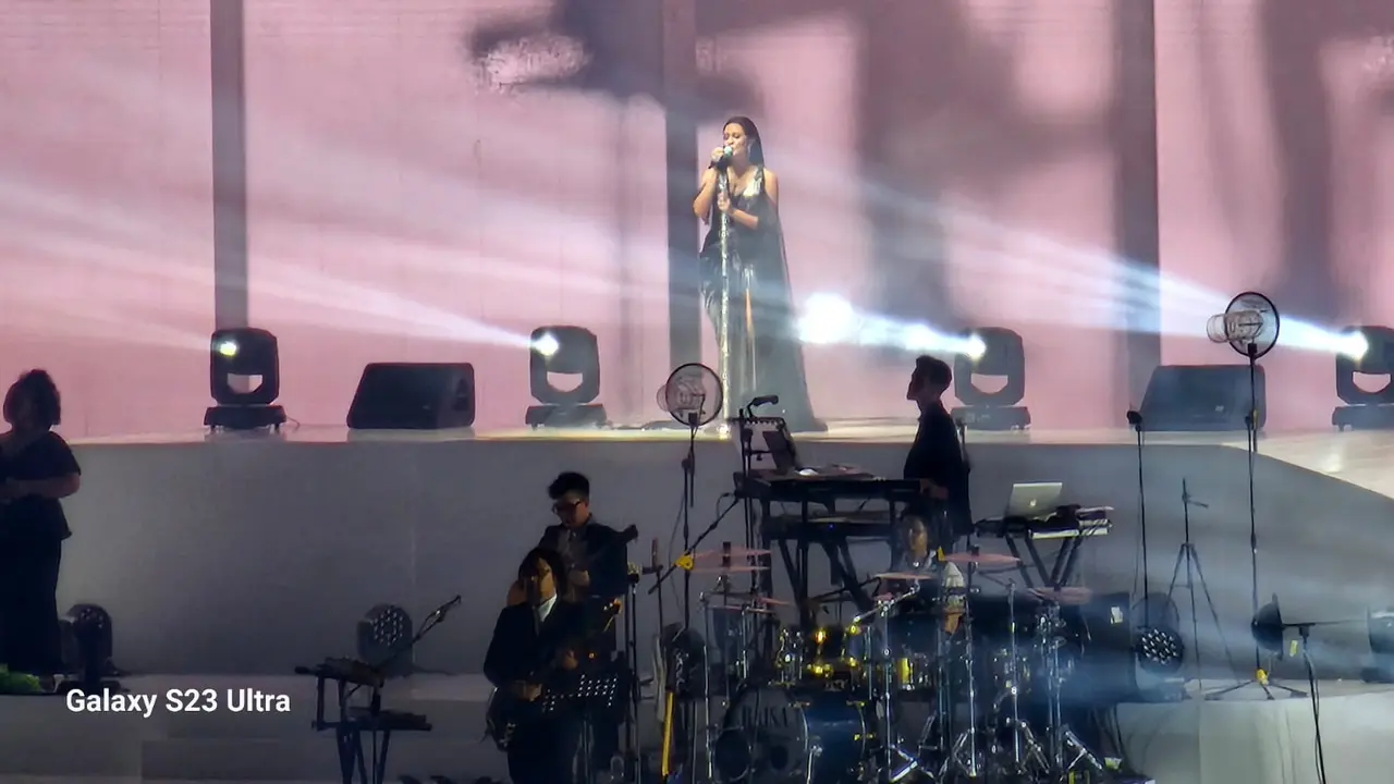 Membidik momen konser Raisa dengan Samsung Galaxy S23 Ultra dari kejauhan (Liputan6.com/ Aditya Eka Prawira)