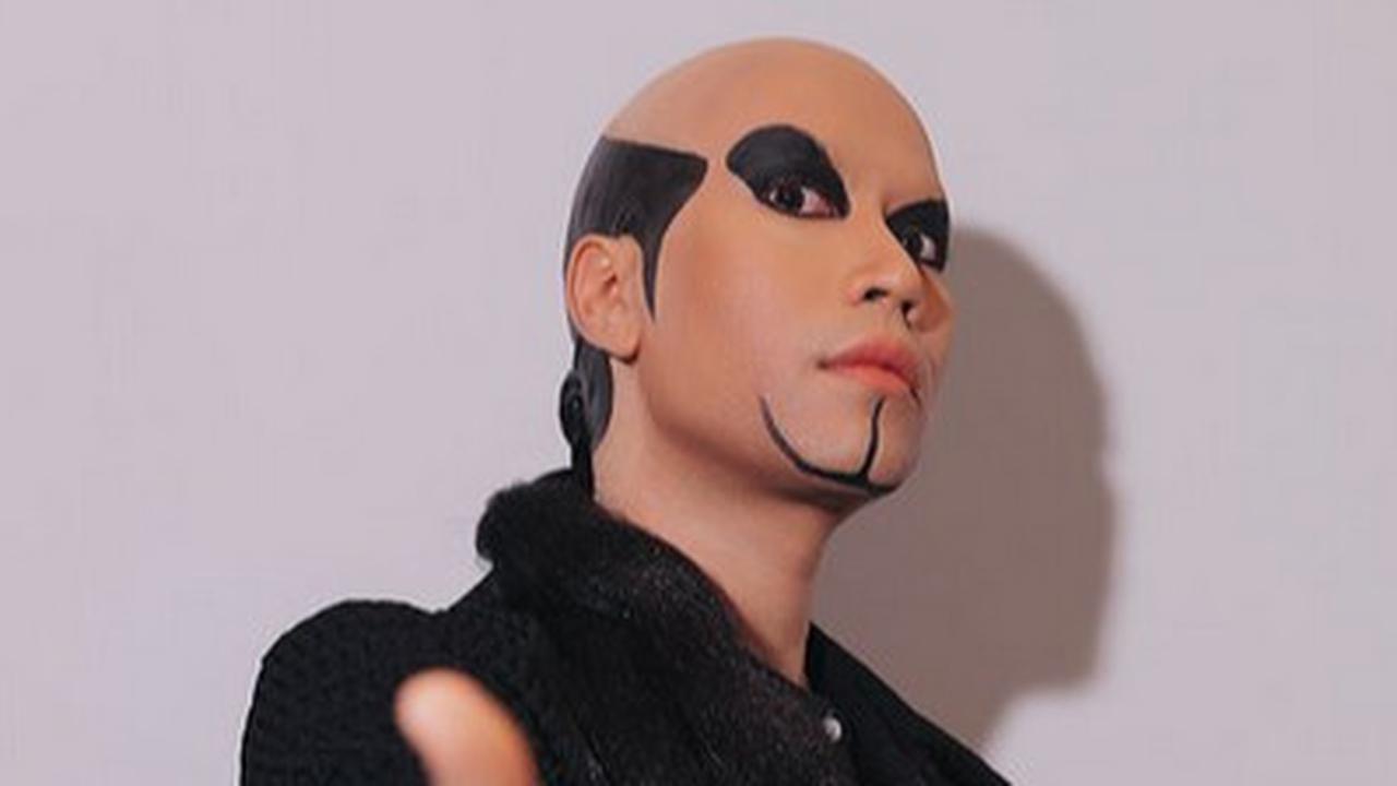 Potret Vidi Aldiano Cosplay Jadi Deddy Corbuzier Era Pesulap, Mirip Banget dengan Makeup Maksimal & Bentuk Rambut Khas