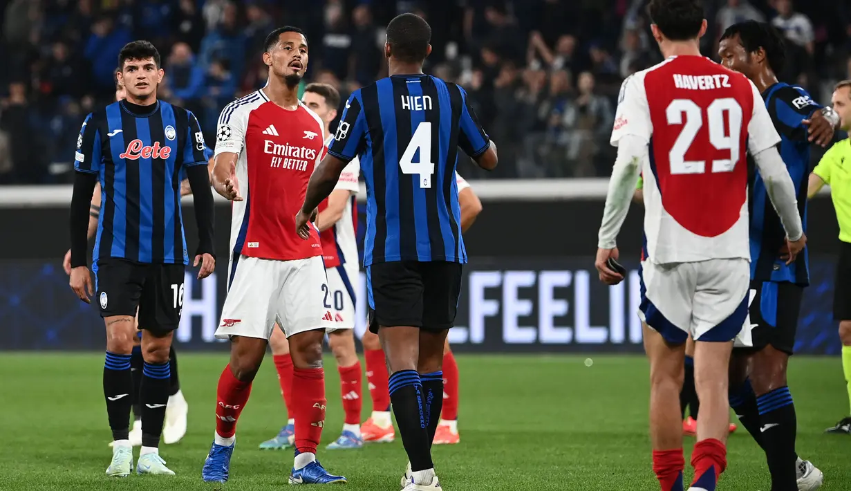 Pemain Atalanta dan Arsenal saling bersalaman usai matchday 1 League Phase Liga Champions 2024/2025 di stadion Atleti Azzurri d'Italia, Bergamo pada Kamis 19 September 2024 atau, Jumat (20/9/2024) dini hari WIB. (Isabella BONOTTO/AFP)