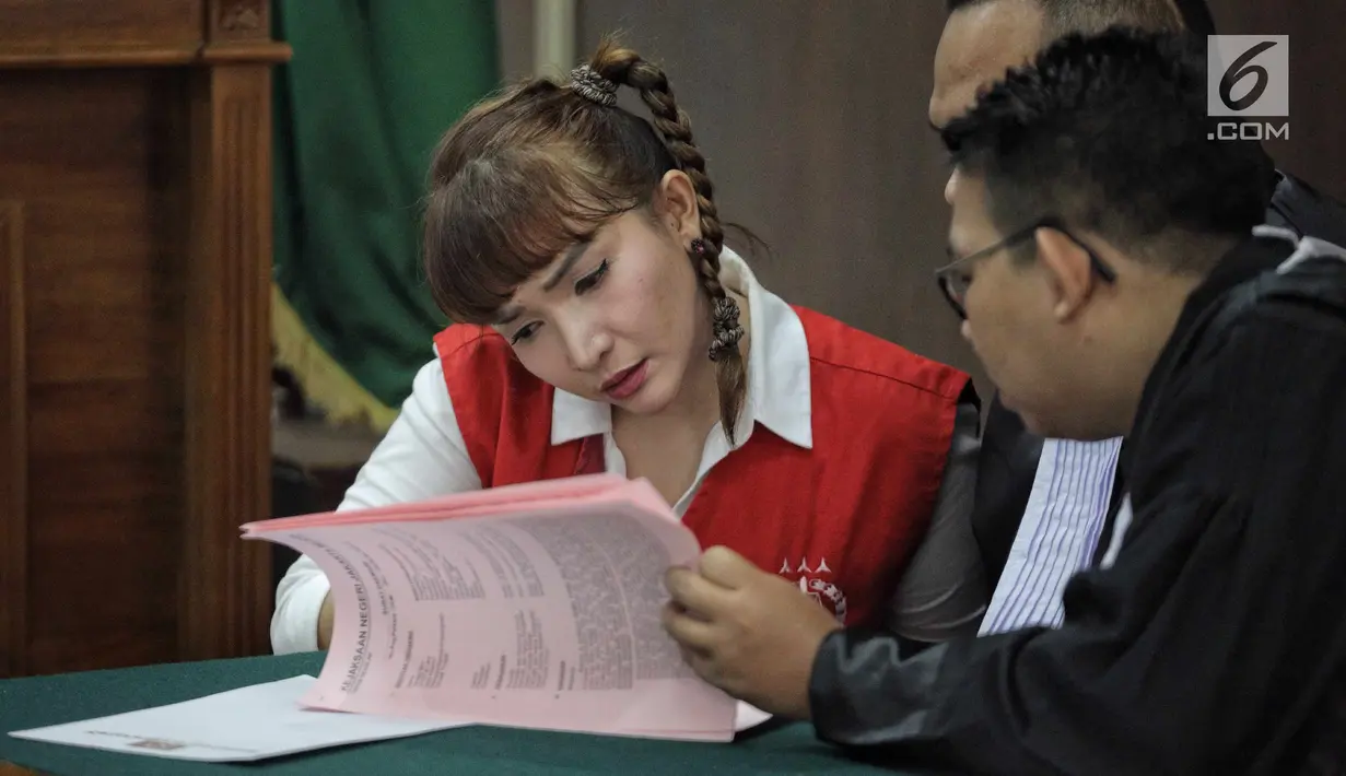Aktris Roro Fitria berbincang dengan kuasa hukum saat mengikuti sidang perdana kasus narkoba di Pengadilan Negeri Jakarta Selatan, Jakarta, Kamis (28/6).  Roro Fitria ditangkap di rumahnya saat menunggu pesanan sabu dari YK. (Liputan6.com/Faizal Fanani)