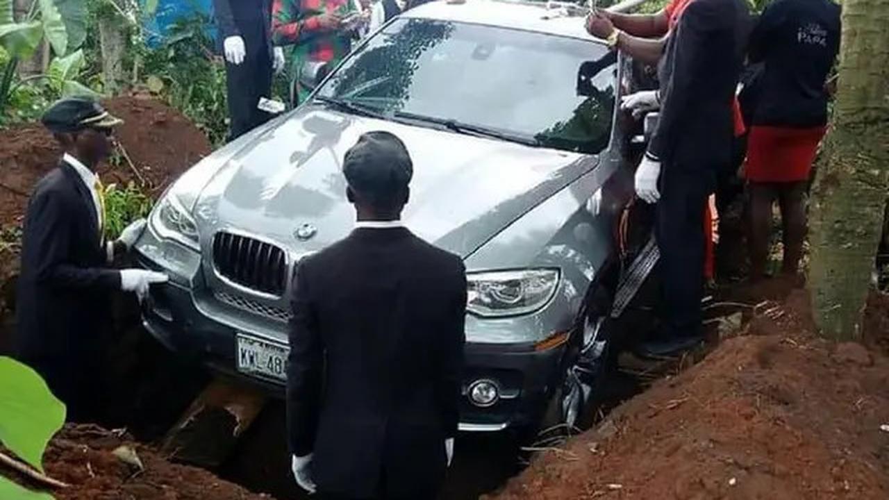 Keluarga India Adakan Pemakaman Mobil Rp 71 Juta, Buat Liang Lahat Raksasa