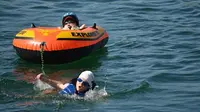 Bocah Ini Ikuti Triathlon Bersama Adiknya yang Difabel