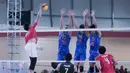 Pemain Timnas Voli Putra Filipina berusaha memblok bola saat melawan Indonesia pada leg kedua SEA V League 2025  di GOR Internasional Velodrome Rawamangun, Jakarta Timur, Rabu (16/7/2025). (Bola.com/Abdul Aziz)