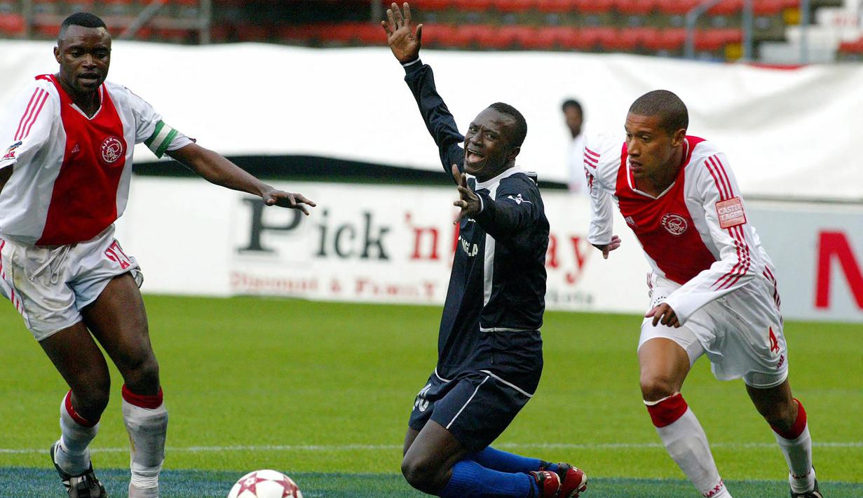 Pemain Ajax Cape Town, Dominic Isaacs (kanan) berebut bola dengan pemain Fello Star Guinea pada laga putaran ketiga Liga Champion Afrika di Newlands Stadium, Cape Town (10/4/2005). Ajax Cape Town didirikan pada tahun 1999 oleh Ajax sendiri untuk dijadikan sebagai klub satelit. Sejak 1 Oktober 2020, Ajax Cape Town tak lagi memiliki hubungan dengan Ajax setelah pihak Ajax menjual 51 persen sahamnya di Cape Town. (AFP/Rodger Bosch)
