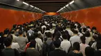 Penumpang mengantri di platform kereta bawah tanah di Hong Kong (30/7/2019). Para pengunjuk rasa telah mengganggu layanan kereta bawah tanah pada pagi hari perjalanan dengan menghalangi pintu-pintu masuk kereta dan mencegah mereka meninggalkan stasiun. (AP Photo/Vincent Yu)