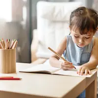 Saat anak bersekolah, kamu dapat mengajarkannya mengenai tanggung jawab dengan mulailah dengan membiasakan mengerjakan tugas yang diberikan guru. [Dok/freepik.com/rawpixel.com]