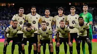 Para pemain Barcelona berpose sebelum laga La Liga Spanyol melawan Real Oviedo di Stadion Carlos Tartiere - AP Photo/Jose Breton