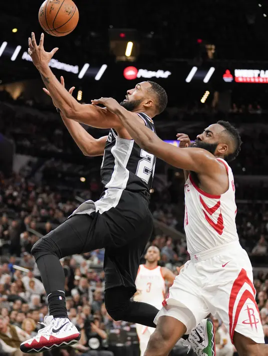 Pemain San Antonio Spurs, Darrun Hilliard (kiri) mencoba keluar dari adangan pemain Houston Rockets, James Harden pada lanjutan NBA basketball game di AT&T Center, San Antonio, (1/02/2018). Houston menang 102-91. (AP/Darren Abate)