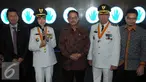Menteri Agraria & Tata Ruang Ferry Mursidan (tengah) diapit Airin dan Benyamin saat peluncuran layanan pertanahan berbasis digital dan pembebasan Pajak Bumi dan Bangunan, Tangsel, Rabu (20/4). (Liputan6.com/Helmi Afandi)