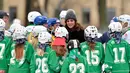 The Duchess of Cambridge, Kate Middleton berbicara dengan anggota muda klub hoki Hammarby Bandy di Stockholm, Swedia, Selasa (30/1).Kate dan Pangeran William melakukan kunjungan selama empat hari ke Swedia dan Norwegia. (Jonas Ekstromer/TT via AP)