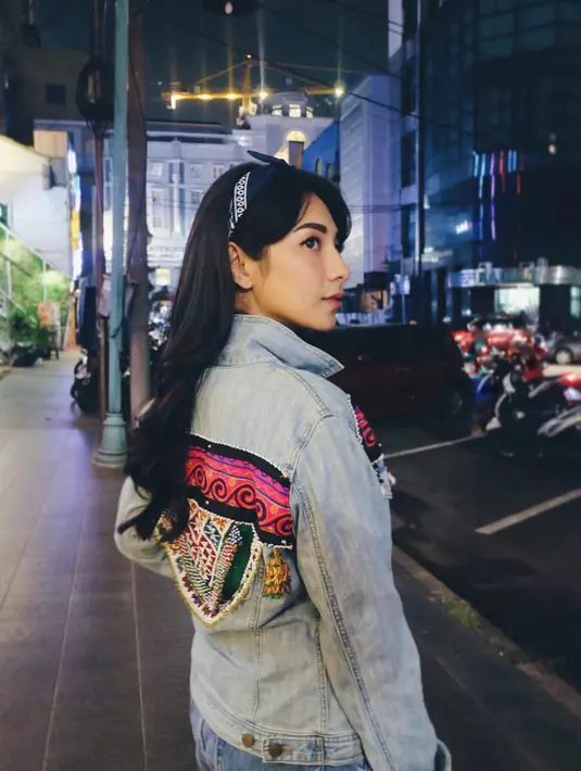 Dinda Kirana tampil dengan rambut panjangnya yang diberi aksesoris bando. Momen ini diambil pada tahun 2017, sejak dulu artis yang mendapat julukan Ratu FTV ini sudah tampil dengan rambut panjangnya yang berwarna hitam. (Instagram/@dindakirana.s)