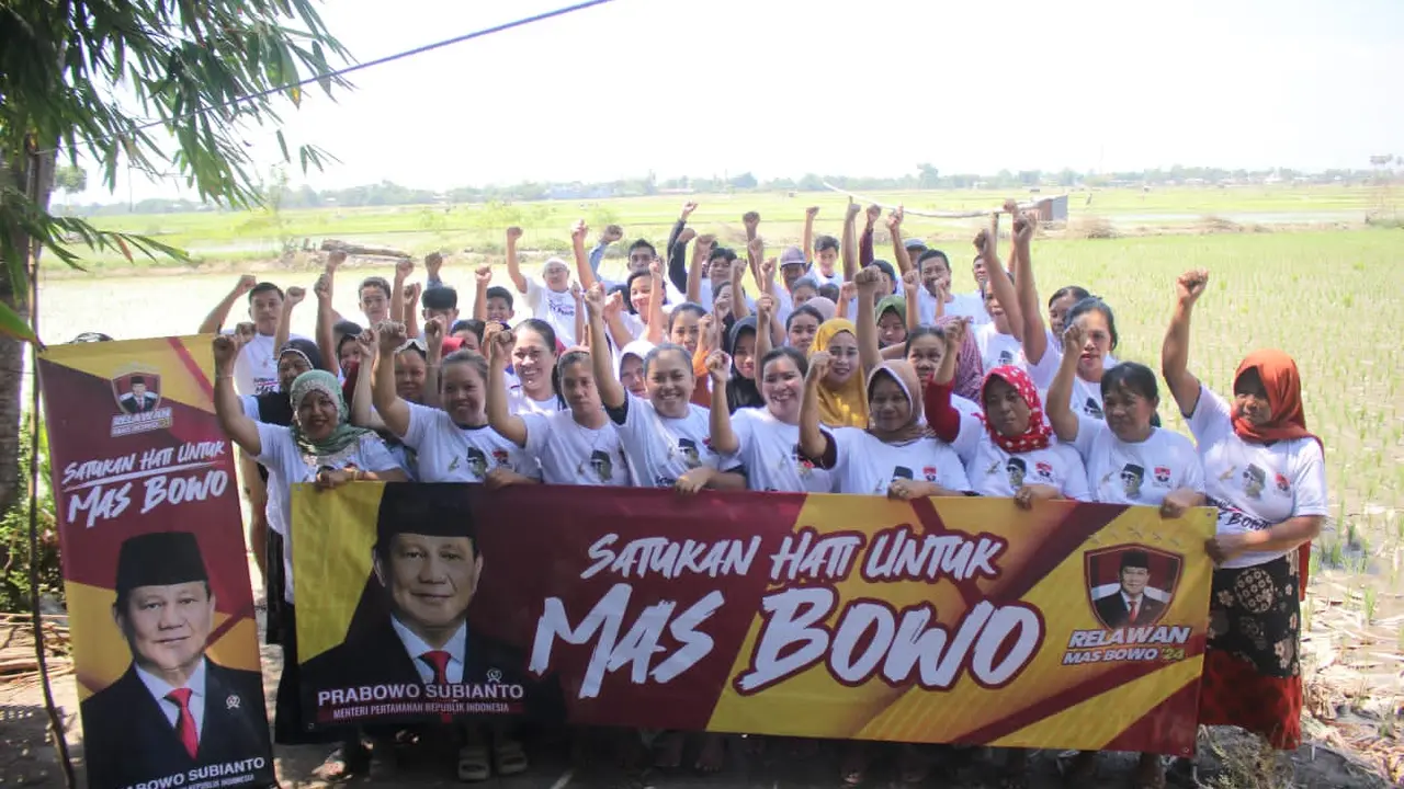 Relawan Mas Bowo atau Prabowo Subianto menggelar aksi kegiatan pembagian sembako dan lomba ketangkasan warga di Kabupaten Gowa, Provinsi Sulawesi Selatan (Sulsel).