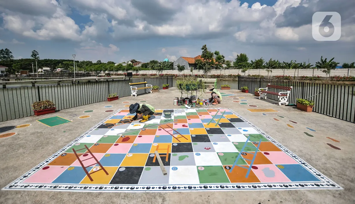 Proses pembuatan arena permainan tradisional di Taman Sungai Kendal, Rorotan, Cilincing, Kamis (27/5/2021). Pembuatan arena bermain seperti ular tangga dan teprok gunung ini upaya mengenalkan kepada anak-anak tentang permainan tradisional sejak dini. (merdeka.com/Iqbal S Nugroho)