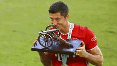 Striker Bayern Munchen, Robert Lewandowski, mengukuhkan diri sebagai raja gol Bundesliga musim 2019-20. (AP/Kai Pfaffenbach)