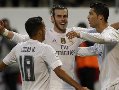 Pemain Real Madrid, Gareth Bale, bersama Cristiano Ronaldo dan Lucas merayakan kemenagan atas Eibar pada laga Liga Spanyol di Estadio Municipal de Ipurua, Spanyol, Minggu (29/11/2015). Madrid menang 2-0. (Reuters/Joseba Etxaburu)