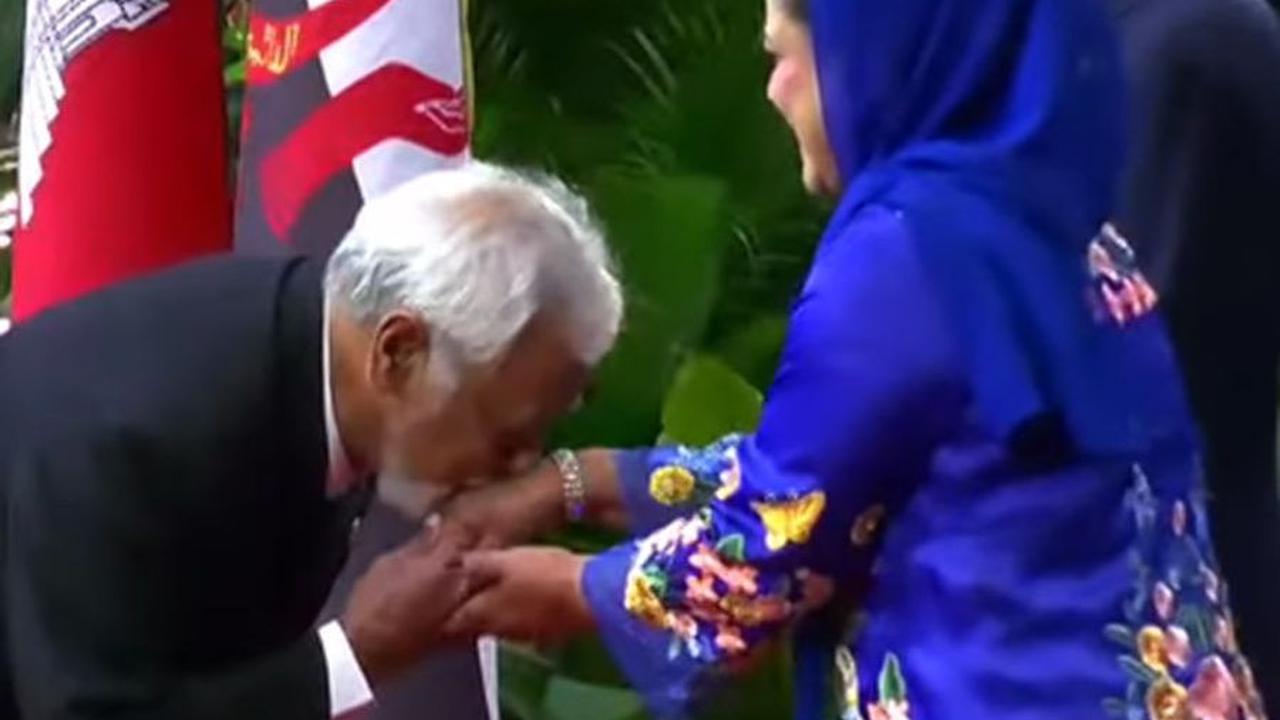 Potret ketika PM Timor Leste Xanana Gusmao mencium tangan Iriana di depan Jokowi.