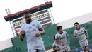 <p>Dua pemain Madura United, Francisco Rivera (kanan) dan Jacob Mahler melakukan jogging dalam sesi official training di Stadion Gelora Bangkalan, Madura, Kamis (30/5/2024) jelang laga leg kedua final Championship Series BRI Liga 1 2023/2024 menghadapi Persib Bandung, Jumat, 31 Mei 2024. (Bola.com/Bagaskara Lazuardi)</p>