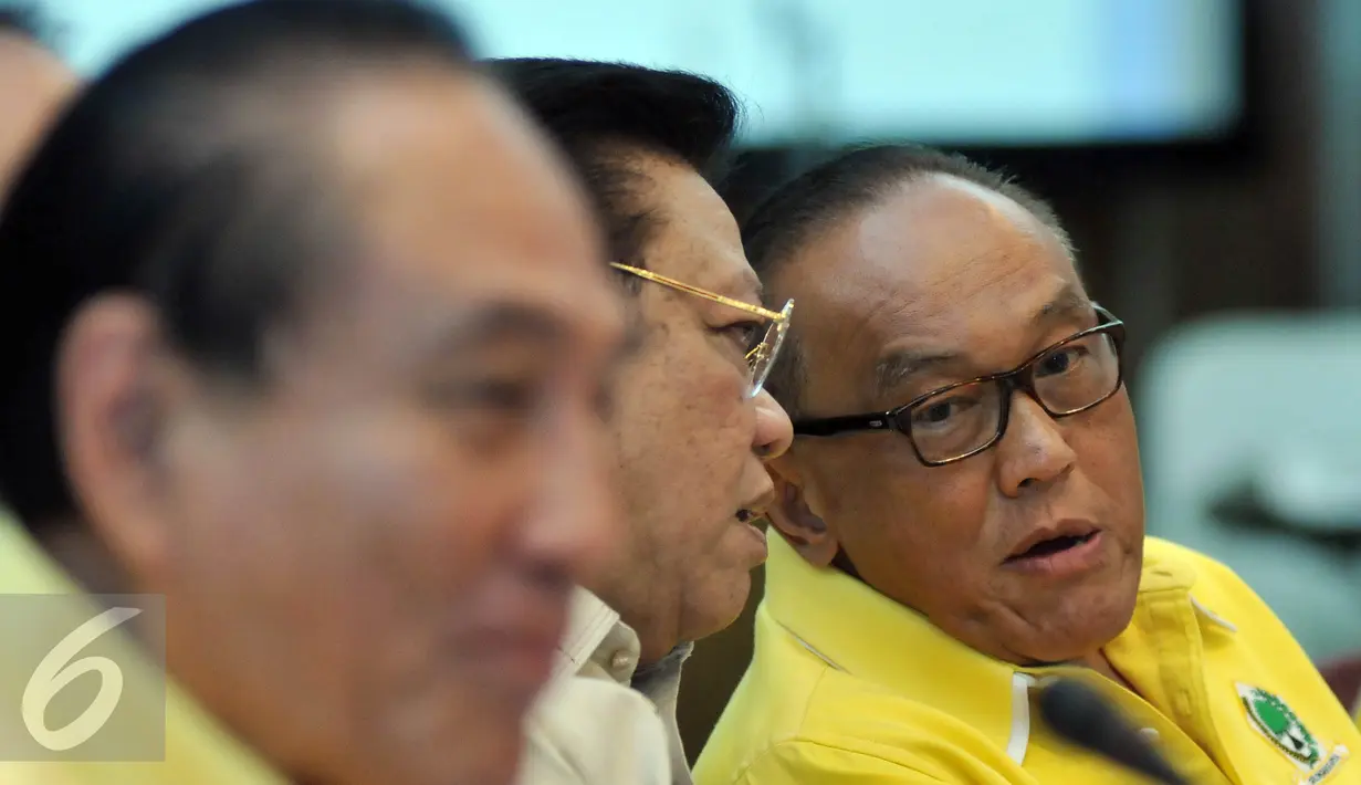 Ketua Umum Partai Golkar, Aburizal Bakrie (kanan) saat memimpin rapat pengurus pleno di gedung DPP Partai Golkar, Jakarta, Kamis (7/4/2016). Golkar akan menggelar Munas di Bali pada 7 Mei 2016 untuk memilih Ketua Umum Partai. (Liputan6.com/Johan Tallo)